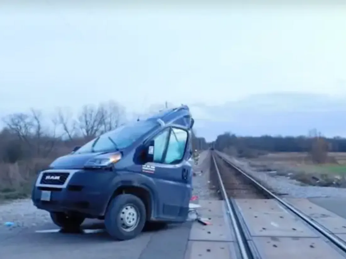 La camionnette coupée en deux par un train